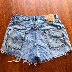 VTG Levi’s high waisted denim shorts size 10